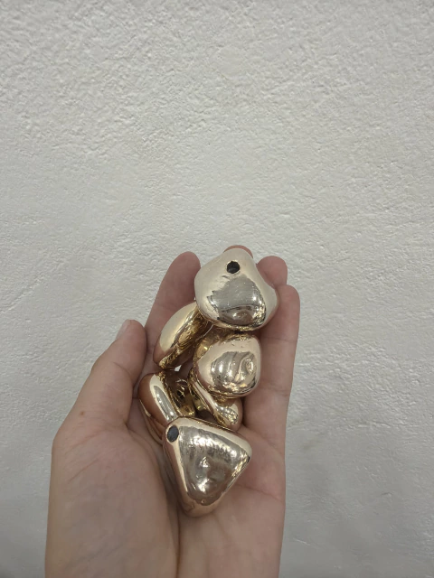 Pedra rolada com banho 2-3cm com furo passante