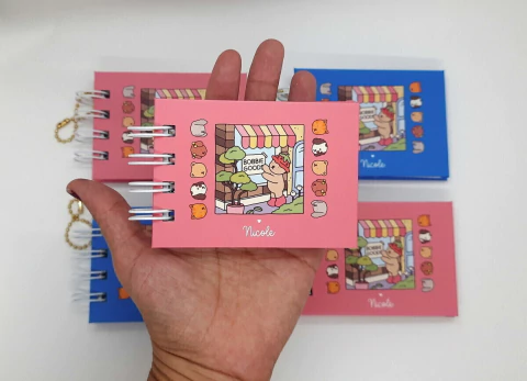 Mini Chaveiro Livro de Colorir Bobbie Goods 6 cores - Editável no CANVA