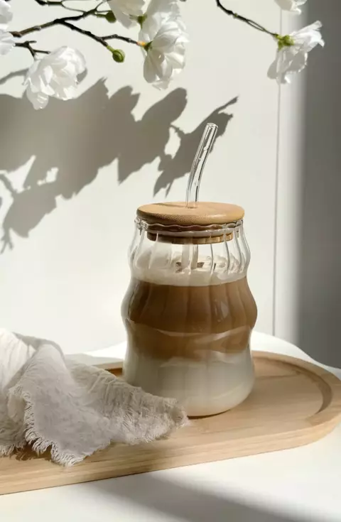 VASO MILAN CON TAPA DE BAMBU Y SORBETE DE VIDRIO - 500ml