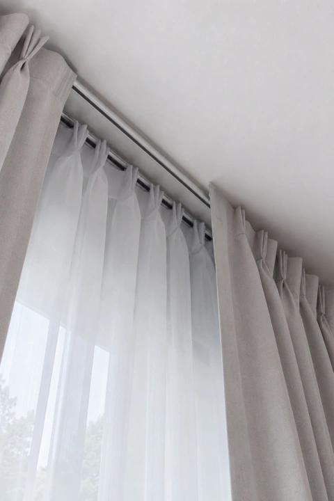 RIEL EUROPEO COLOR BLANCO CON CORREDERAS METALICAS Y BASTONES