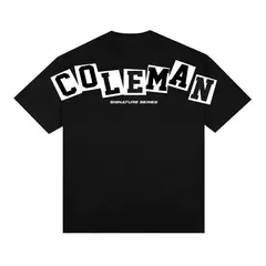 Oversized preta Ronnie Coleman 8X Mr. Olympia. Estampa central em preto e branco com o fisiculturista em pose vitoriosa, acompanhado do icônico slogan 'Light Weight Baby!' e referência aos seus 8 títulos de Mr. Olympia. Perfeita para fãs de bodybuilding, 