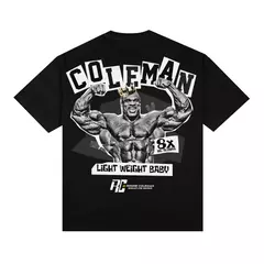 Oversized preta Ronnie Coleman Coleman Signature Series. Estampa central com o nome 'Coleman' em letras estilizadas brancas, proporcionando um visual clean e moderno. Ideal para fãs de bodybuilding, treinos e moda streetwear, combinando estilo e conforto 