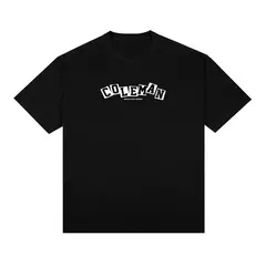 Oversized preta Ronnie Coleman Coleman Signature Series. Estampa central com o nome 'Coleman' em letras estilizadas brancas, proporcionando um visual clean e moderno. Ideal para fãs de bodybuilding, treinos e moda streetwear, combinando estilo e conforto 