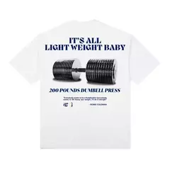 Oversized branca Ronnie Coleman Signature Series. Design minimalista com estampa vertical azul na lateral com o nome do fisiculturista e pequeno logotipo no peito. Peça ideal para fãs de bodybuilding, treinos e lifestyle fitness, combinando conforto e est