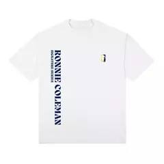 Oversized branca Ronnie Coleman Signature Series. Design minimalista com estampa vertical azul na lateral com o nome do fisiculturista e pequeno logotipo no peito. Peça ideal para fãs de bodybuilding, treinos e lifestyle fitness, combinando conforto e est