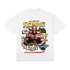 Oversized estampa Ronnie Coleman – Ilustração estilo HQ do lendário fisiculturista, destacando sua musculatura, halteres e troféu do Mr. Olympia. Frases icônicas “Yeah Buddy!” e “Light Weight Baby” adicionam autenticidade. Ideal para fãs de bodybuilding e