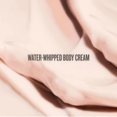 SOL DE JANEIRO - ROSA CHARMOSA DEWY BODY CREAM WITH ROSEWATER + CRYSTAL PEPTIDES - tienda online