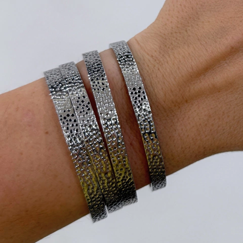 ESCLAVA HOLES IN THE ROCKS