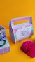 Imagen de caja de actividades con crayones/m&m/sellos/playdoh