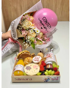 Cesta de café da manhã estilo grazing food e arranjo, buquê de flores. Aniversário e datas comemorativas.