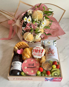 Cesta de café da manhã com flores, balão e caneca. Cesta de Café da manhã Ponta Graossa - PR.
