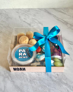 Cesta de café da manhã para o Dia das Crianças em Ponta Grossa com pães, queijos, frios, biscoitos decorados em formato de coração, morango, uvas verdes, mini pote de Nutella e suco Del Valle sabor uva


