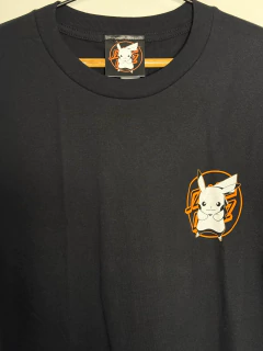 Remera Santa Cruz x Pokemón Pikachu - Buenos Dealz 