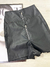 Short couro karen