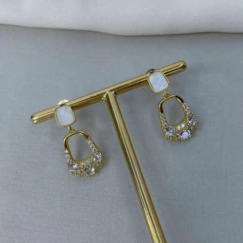 Brinco Quadrado Cravejado