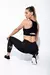 Calza deportiva lisa para mujer tres cuartos de color negro con logo en la pantorrilla .ideal para el gimnasio .