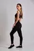 calza deportiva lisa negra para mujer con tiro alto.  ideal para el gimnasio . calce perfecto y costuras reforzadas . 