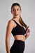 calza deportiva lisa negra para mujer con tiro alto .  ideal para el gimnasio . calce perfecto y costuras reforzadas . 