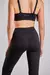 Calza deportiva para mujer, color negra lisa con estampa única. Diseño original y moderno, perfecta para el uso diario. Comodidad y estilo en una sola prenda, ideal para tu rutina de ejercicios o para un look casual.