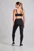 Calza deportiva para mujer, color negra lisa con estampa única. Diseño original y moderno, perfecta para el uso diario. Comodidad y estilo en una sola prenda, ideal para tu rutina de ejercicios o para un look casual.