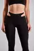 Calza deportiva lisa con cortes laterales en la cintura para mujer en color negro. ideal para el gimnasio .