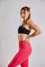 calza de mujer color fucsia con bolsillos laterales, confeccionada en polisap, con costuras reforzadas 