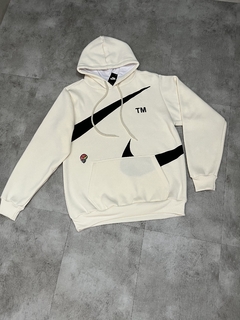 MOLETOM NIKE SWOOSH TM PRETO - COR CREME