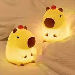 Imagen de LAMPARA CAPIBARA + PANTUFLAS CAPIBARA DE REGALO