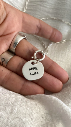 Medallon con cadena Beth