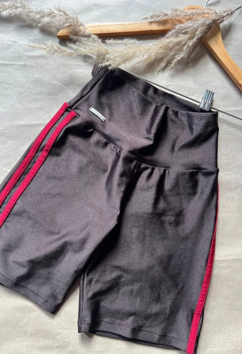 SHORT MARROM DETALHE EM VERMELHO