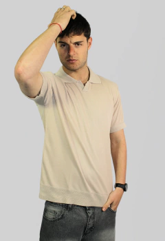 ART 5473 CHOMBA TEJIDA IMPORT. CUELLO V en internet