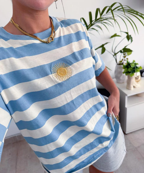 Remera sol rayada celeste - comprar online