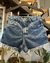 SHORT JEANS CÓS ALTO LAVAGEM MÉDIA BARRA DESFIADA