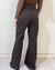 CALÇA JEANS WIDE LEG CÓS ALTO LAVAGEM ESCURA BOTÃO ENCAPADO - MARROM na internet