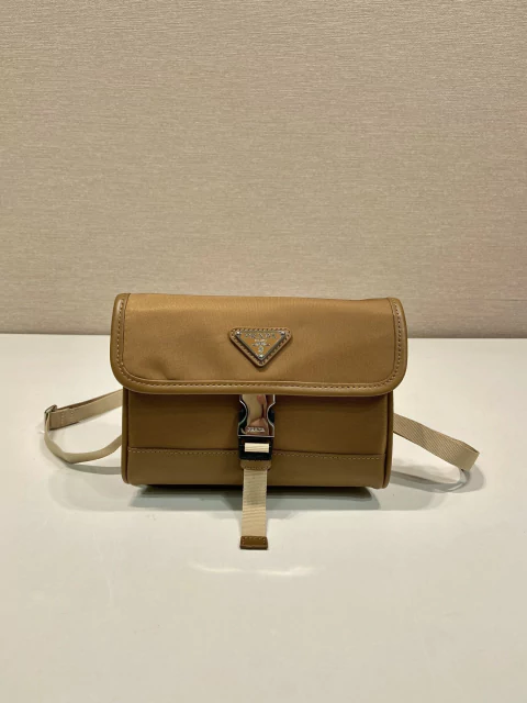 Prada Capa para Celular em Re-Nylon e Couro 18x3x14CM