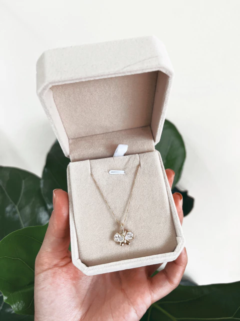 Collar Mariposa en Acero Dorado