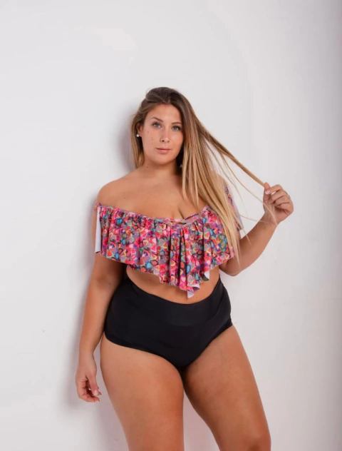 MALLA TOP VOLADO ESTAMPADO CON TIRAS CRUZADAS EN BUSTO Y VEDETINA TIRO ALTO CON FAJA - comprar online