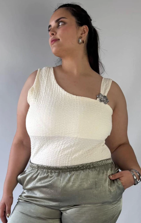 MUSCULOSA MONDONGO CON APLIQUE FLOR - comprar online