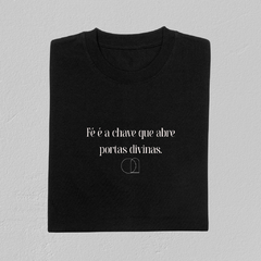 Camiseta masculina Fé é a chave que abre portas divinas - Ressus