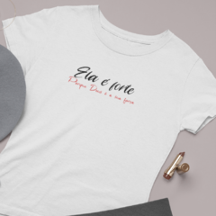 Camiseta Feminina Ela é forte porque Deus é a sua força - Ressus