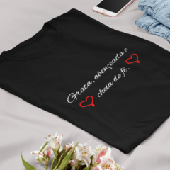 Camiseta Feminina Grata abençoada e cheia de fé na internet