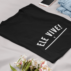 Camiseta Feminina Ele vive na internet