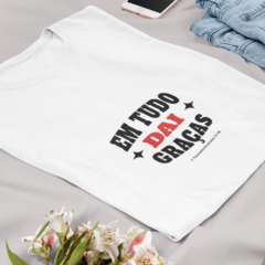 Camiseta Feminina Em tudo dai Graça na internet