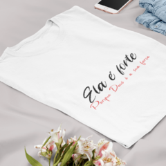 Camiseta Feminina Ela é forte porque Deus é a sua força na internet