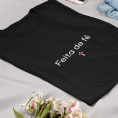 Camiseta Feminina Feita de fé na internet
