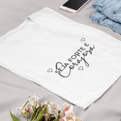 Camiseta Feminina Seja forte e corajosa na internet