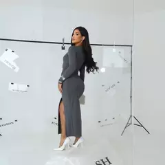 Vestido Longo com Fenda e Manga Longa Serena na internet
