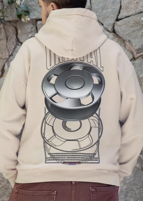 Moletom canguru bege com estampa gráfica em preto e cinza de roda orbital nas costas, usado por pessoa vista de costas
