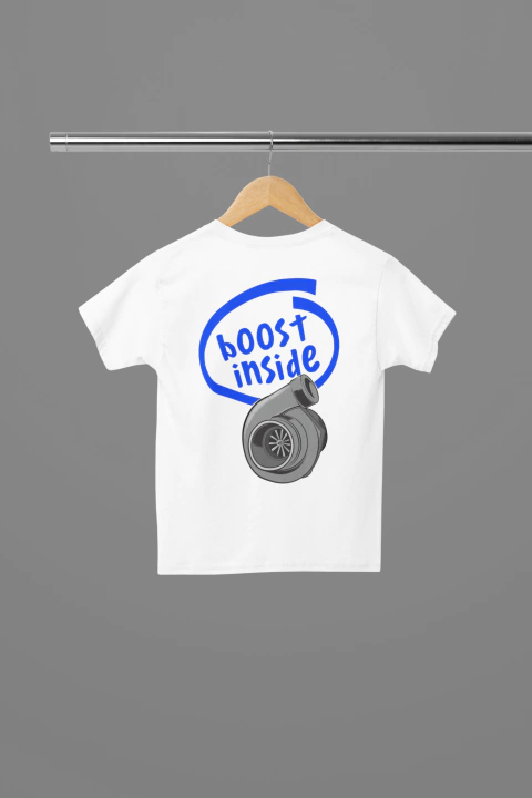 Camiseta infantil branca com estampa "boost inside" e um turbo na parte de trás.