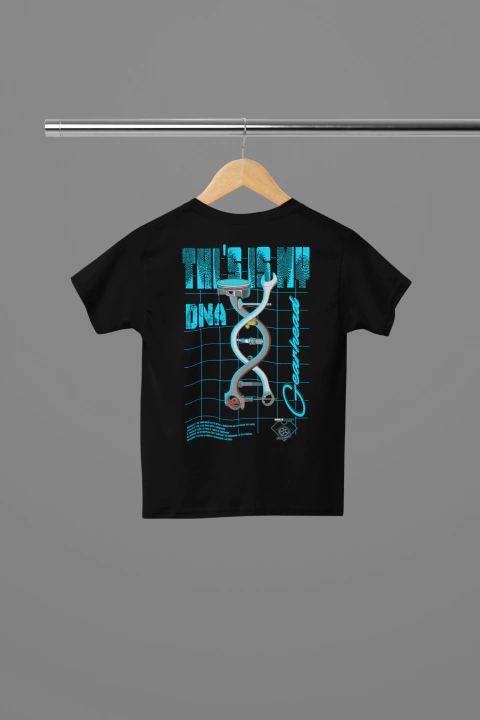 Camiseta infantil preta com estampa colorida de DNA e texto "THIS IS MY DNA" nas costas.